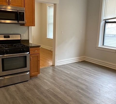 3rd image of 1231 N Greenview Ave APT 1R