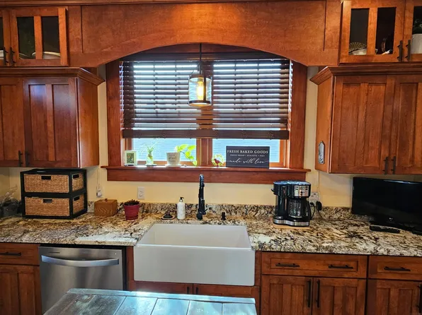 701 Tilford St, Dysart, IA 52224