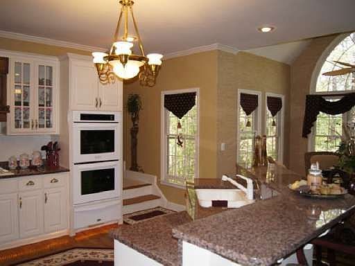 5th image of 1068 Longwood Dr