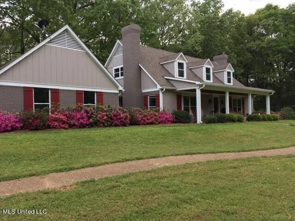 300 Bob White Ln, Ridgeland, MS 39157