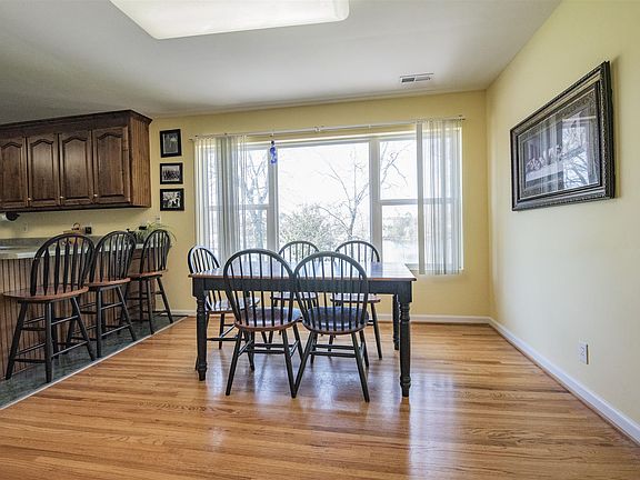 3rd image of 1402 Lakeshore Dr