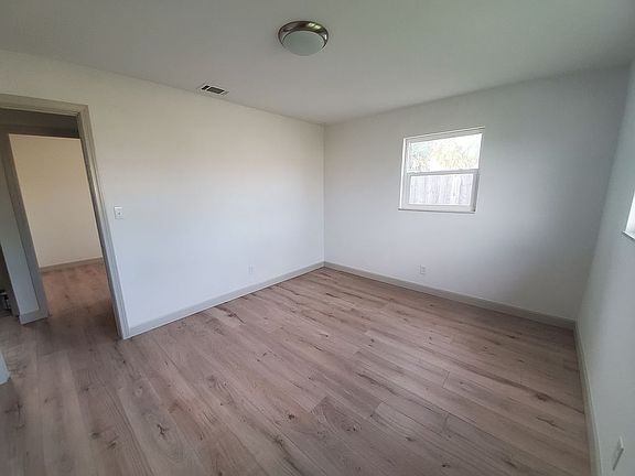 4th image of 29 Seabreeze Dr