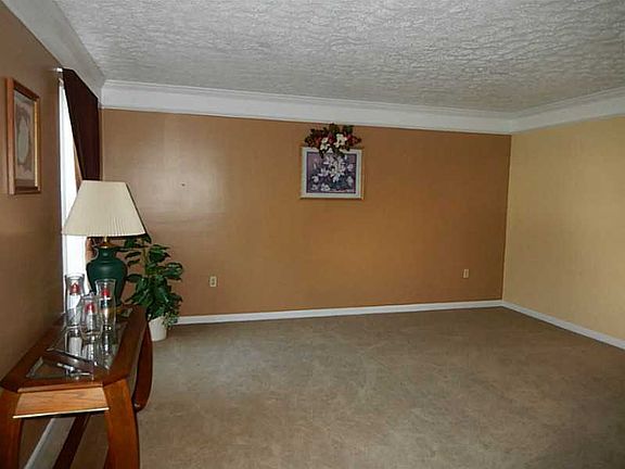 3rd image of 412 Lexington Dr