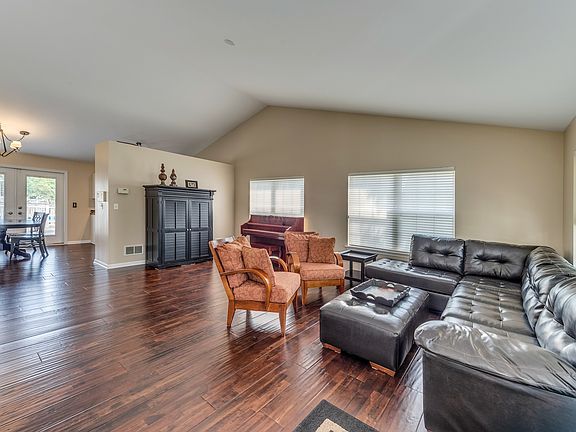 3rd image of 3011 Chestnut Pointe Dr