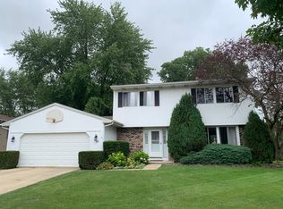 15 Wedgewood Dr, South Elgin, IL 60177