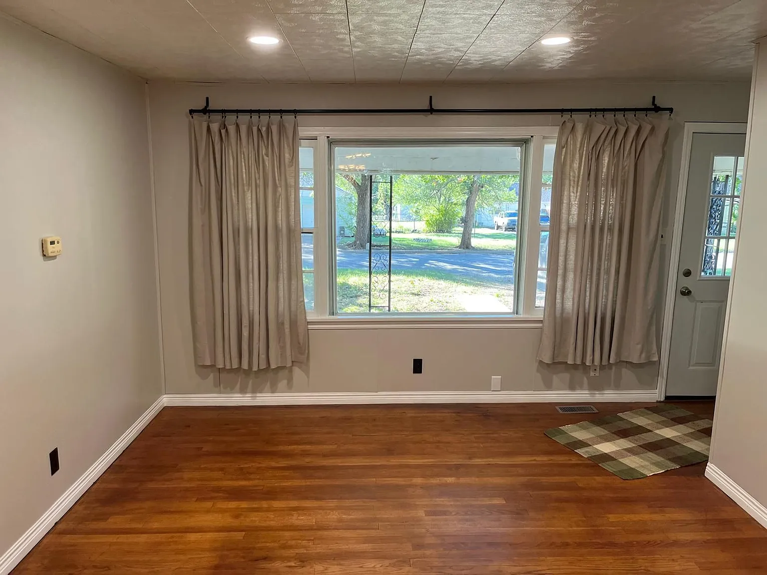 Cute, freshly remodeled 2 bedroom — Photo 3