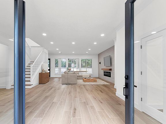 2nd image of 30 E Wedgemere Cir