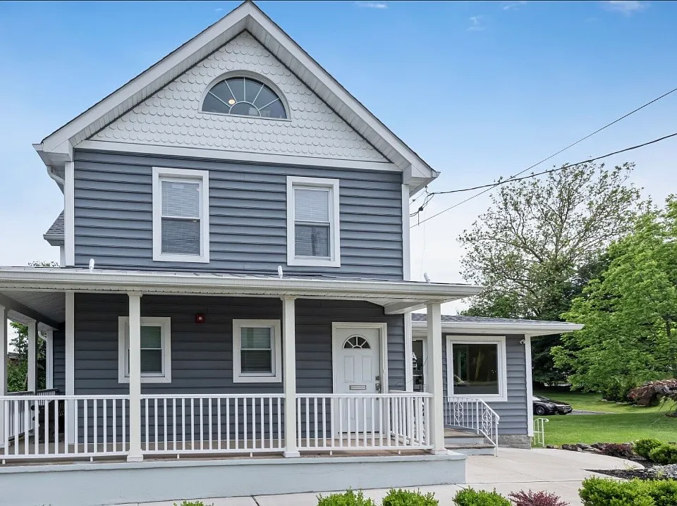 200 E Main St