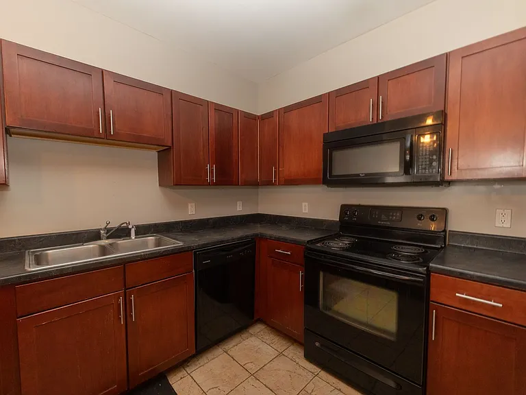 115 E 6th St — Photo 7