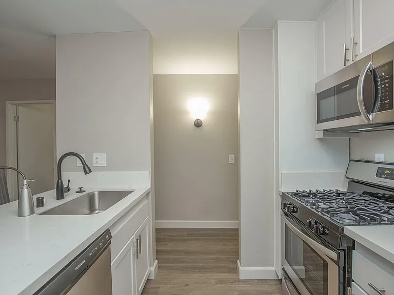 2BR/1BA 2BR/1BA