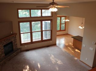 2811 Southlawn Dr N, Maplewood, MN 55109