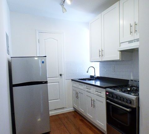 2nd image of 426 W 45th St APT 2RE