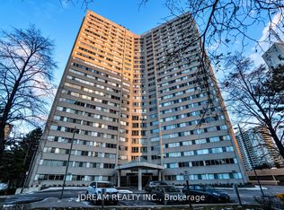 3700 Kaneff Cres #211, Mississauga, ON L5A 4B8