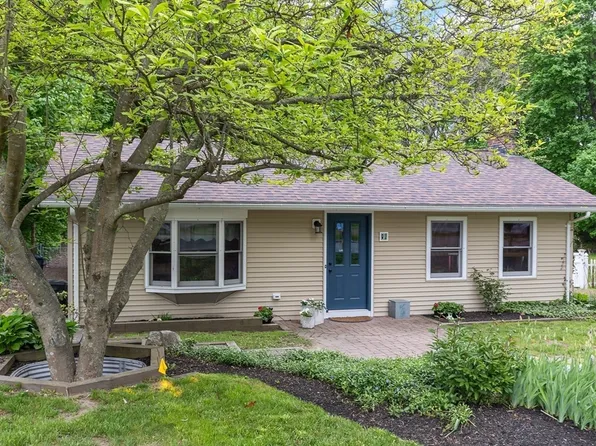 84 King St, Hanover, MA 02339