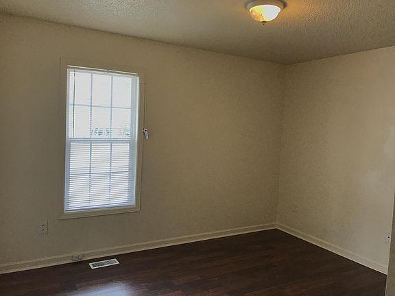 3rd image of 405 Elm Ct