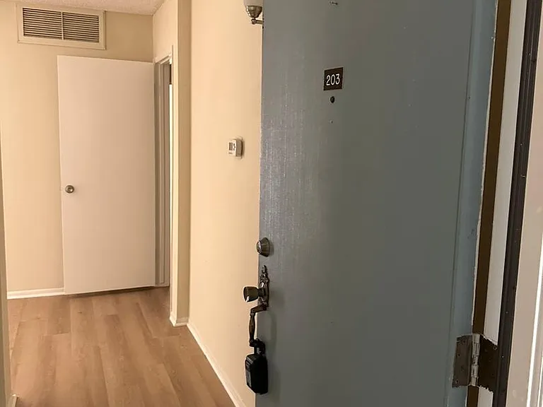 Villa Valencia Apartments — Photo 17