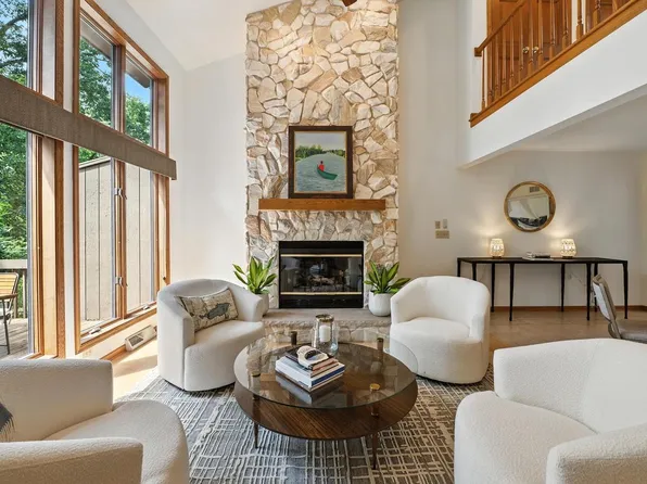3826 Nagawicka Shores DRIVE, Hartland, WI 53029