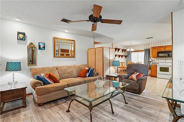 1 bed, 1.0 bath, 900 sqft, $1,600 — Photo 3