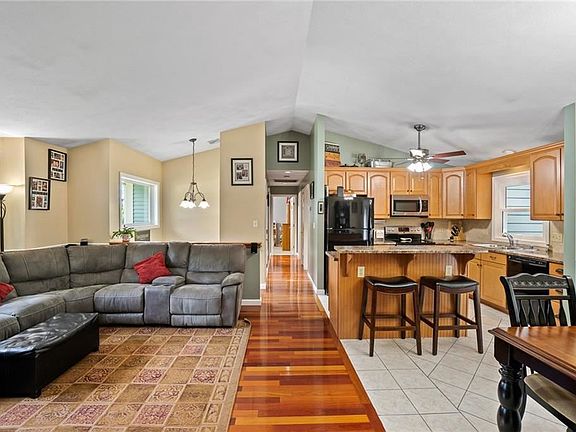 4th image of 42 Reservoir Ave