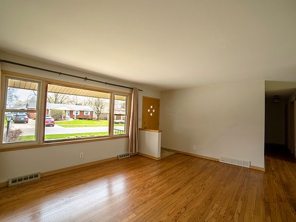 2nd image of 1323 Royal Dr