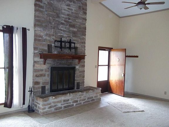 2nd image of 208 S Cottonwood Dr