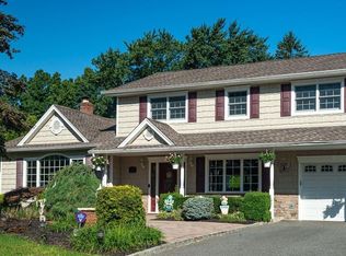25 Delmar Ln, Commack, NY 11725