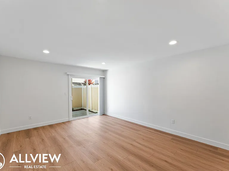 16661 Bartlett Ln — Photo 6