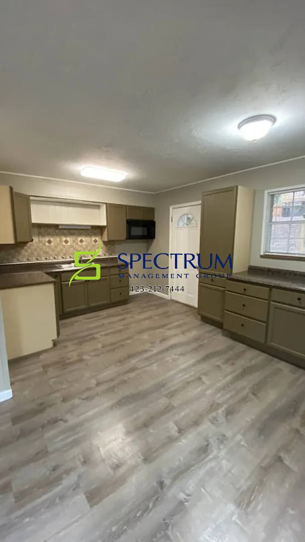 3 bedroom 2 bathroom single-family home — Photo 4