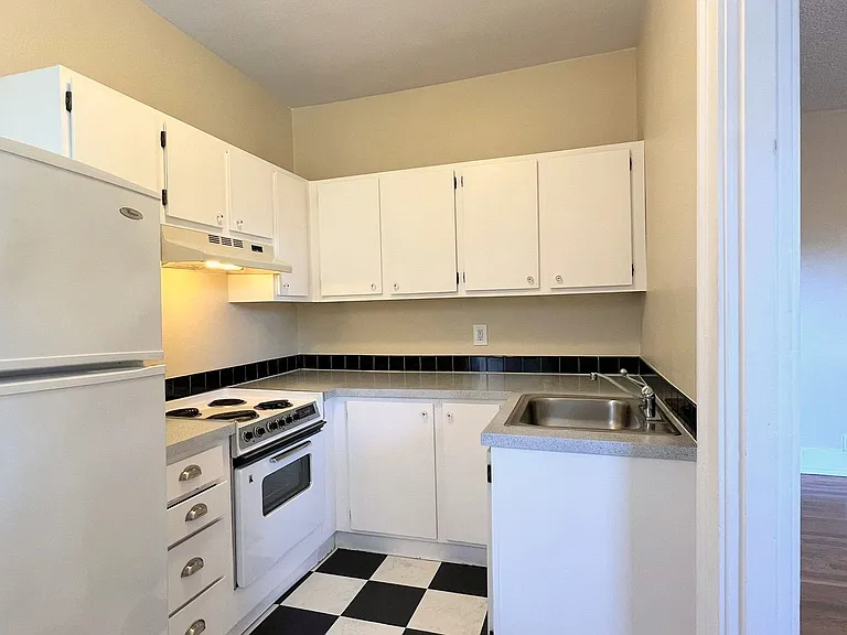 Marcella Apartments — Photo 36