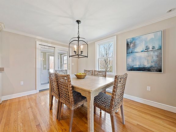 4th image of 25 Riley Ave