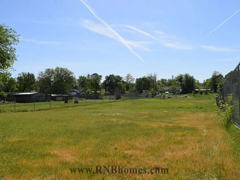 440 Lampasas Ave — Photo 14