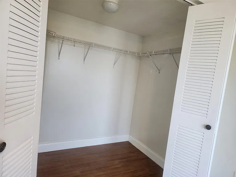 317 Villa Cir #317 — Photo 15