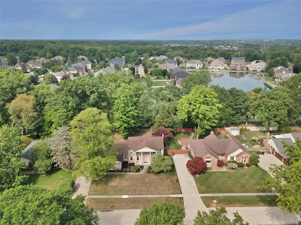 54359 Algonquin Dr, Shelby Township, MI 48315