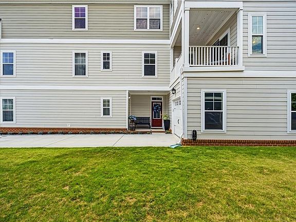 3rd image of 106 Genoa Ct