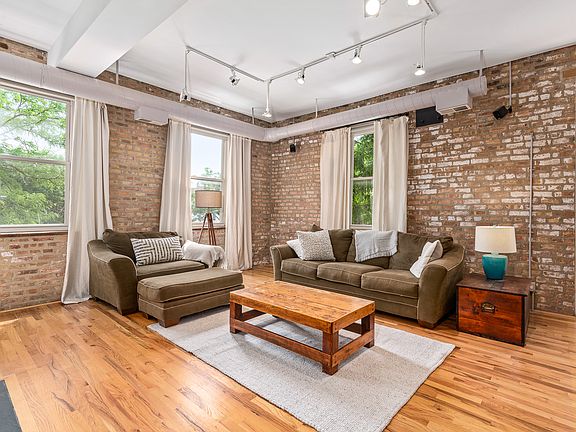 4th image of 900 N Paulina St APT 202