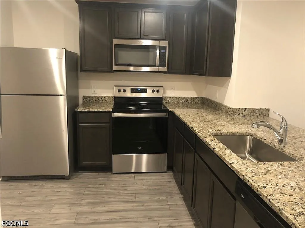 3 bed, 2.0 bath, 1270 sqft, $1,700 — Photo 3