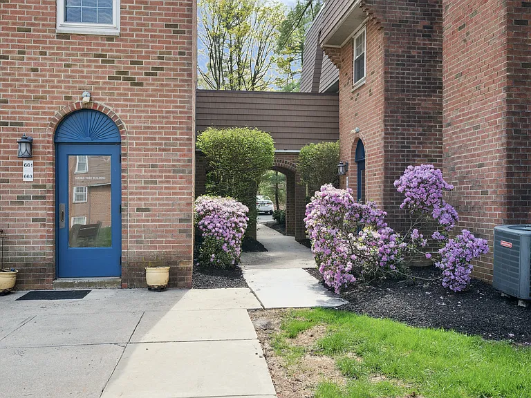 Meadowbrook Apartments — Photo 20