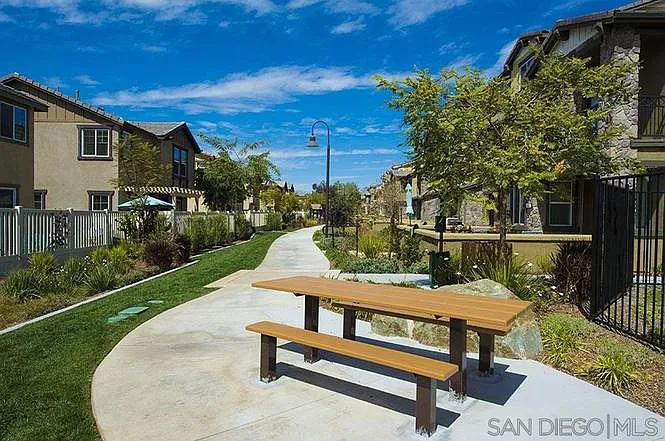 512 Moonlight Dr — Photo 15