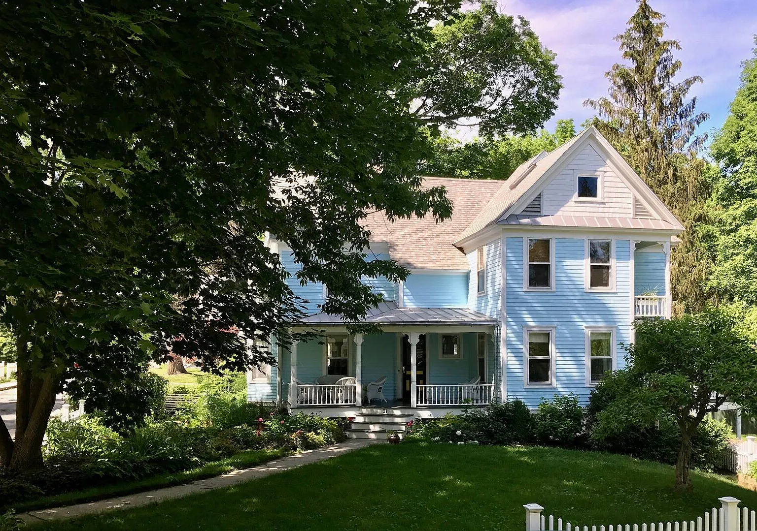 21 Benton Ave — Photo 1