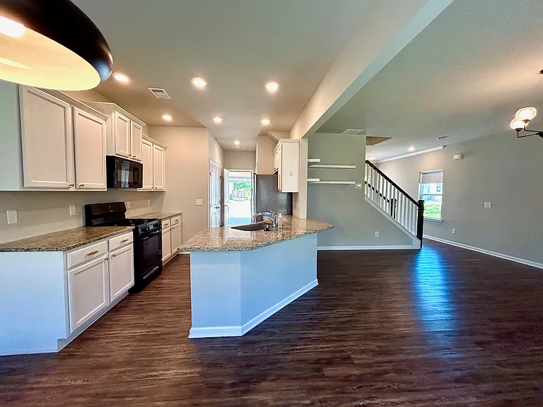 204 Aimes Dr — Photo 6