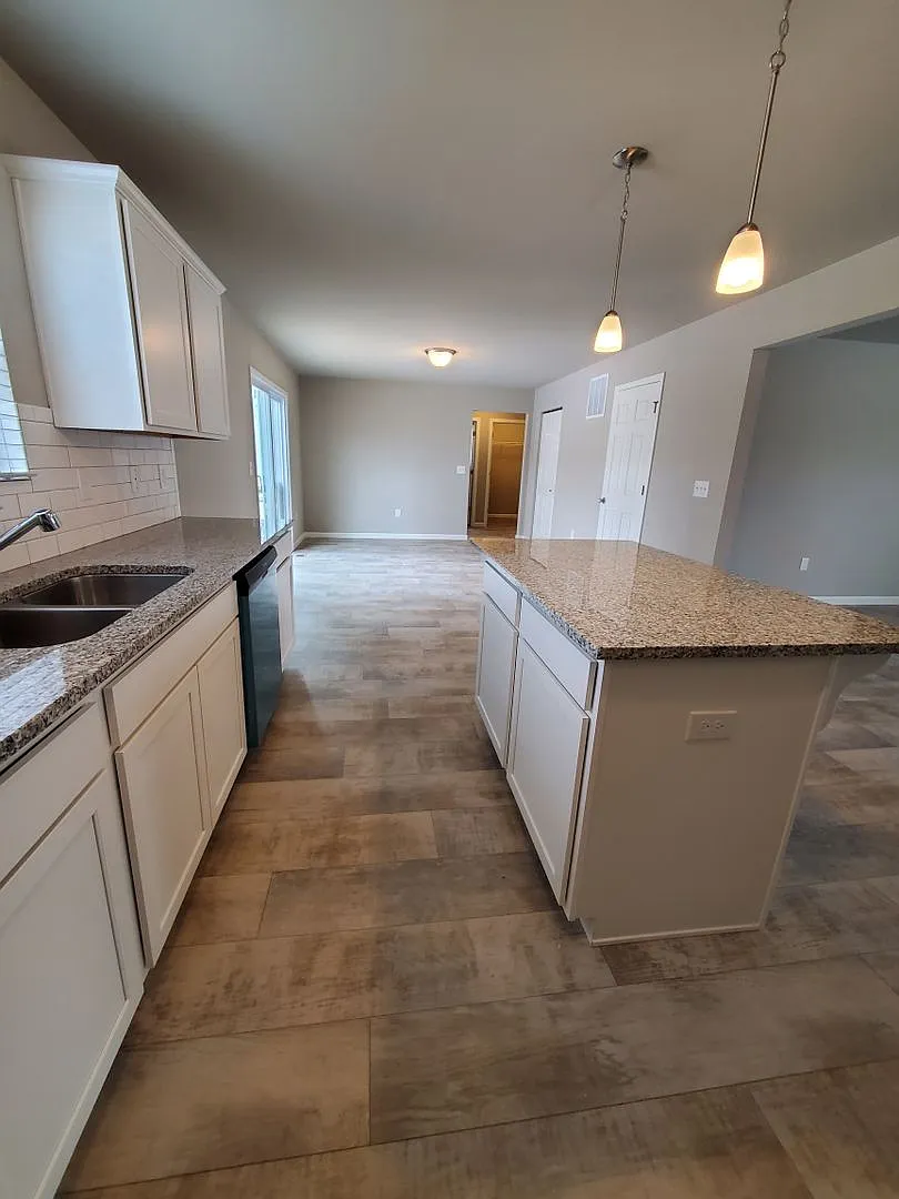 Stunning 4 Bedroom Home For Lease — Photo 3