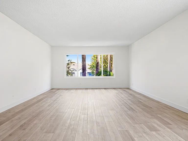 221 S Reeves Dr — Photo 2