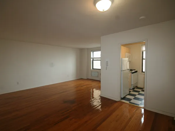 (undisclosed Address), Long Beach, NY 11561