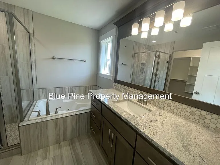 1924 Harrington Cir — Photo 16