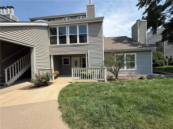 8751 W 106th Ter, Overland Park, KS 66212