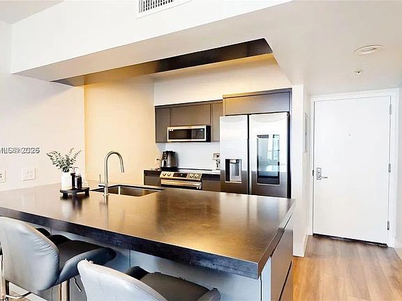 4th image of 1750 N Bayshore Dr APT 2803