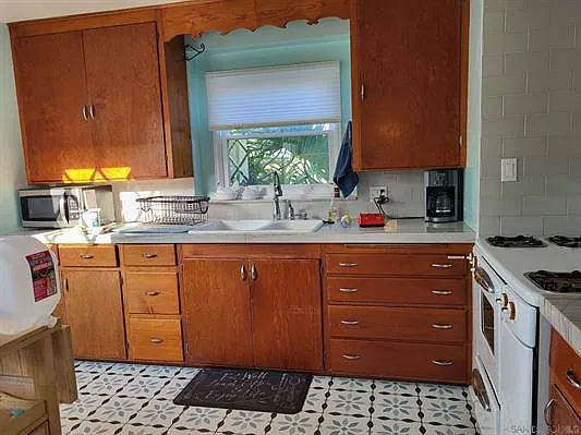 1394 Knowles Ave — Photo 4