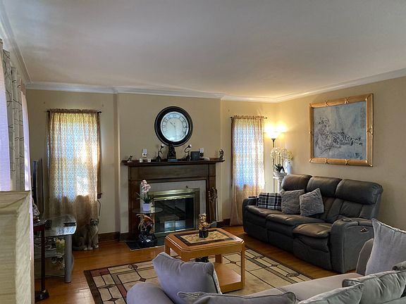 4th image of 425 Hollister Ave