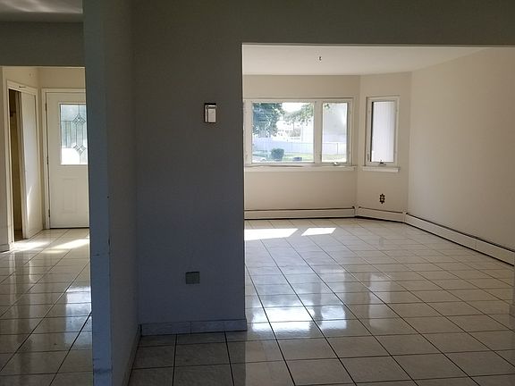 3rd image of 10 Dolphin Ln W