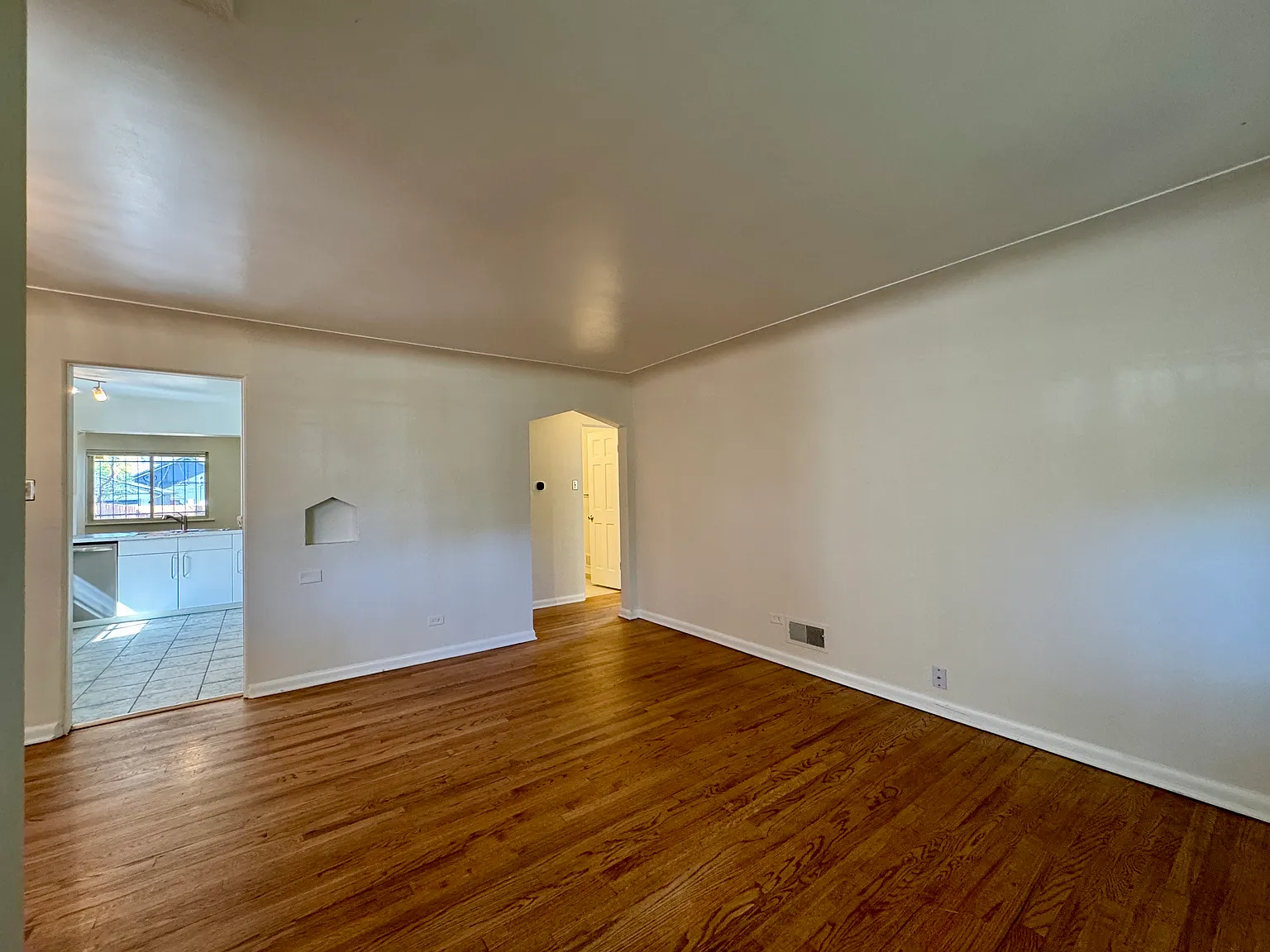 3 bed, 1343 sqft, $2,760 — Photo 2